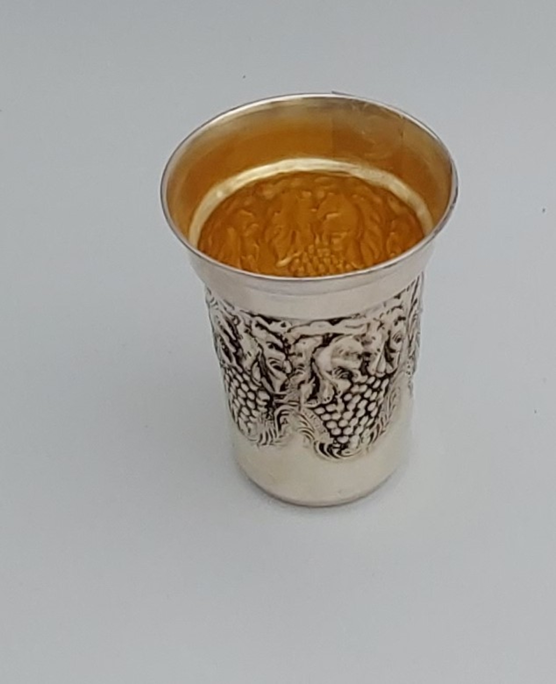 גביע עם עיטורי ענבים