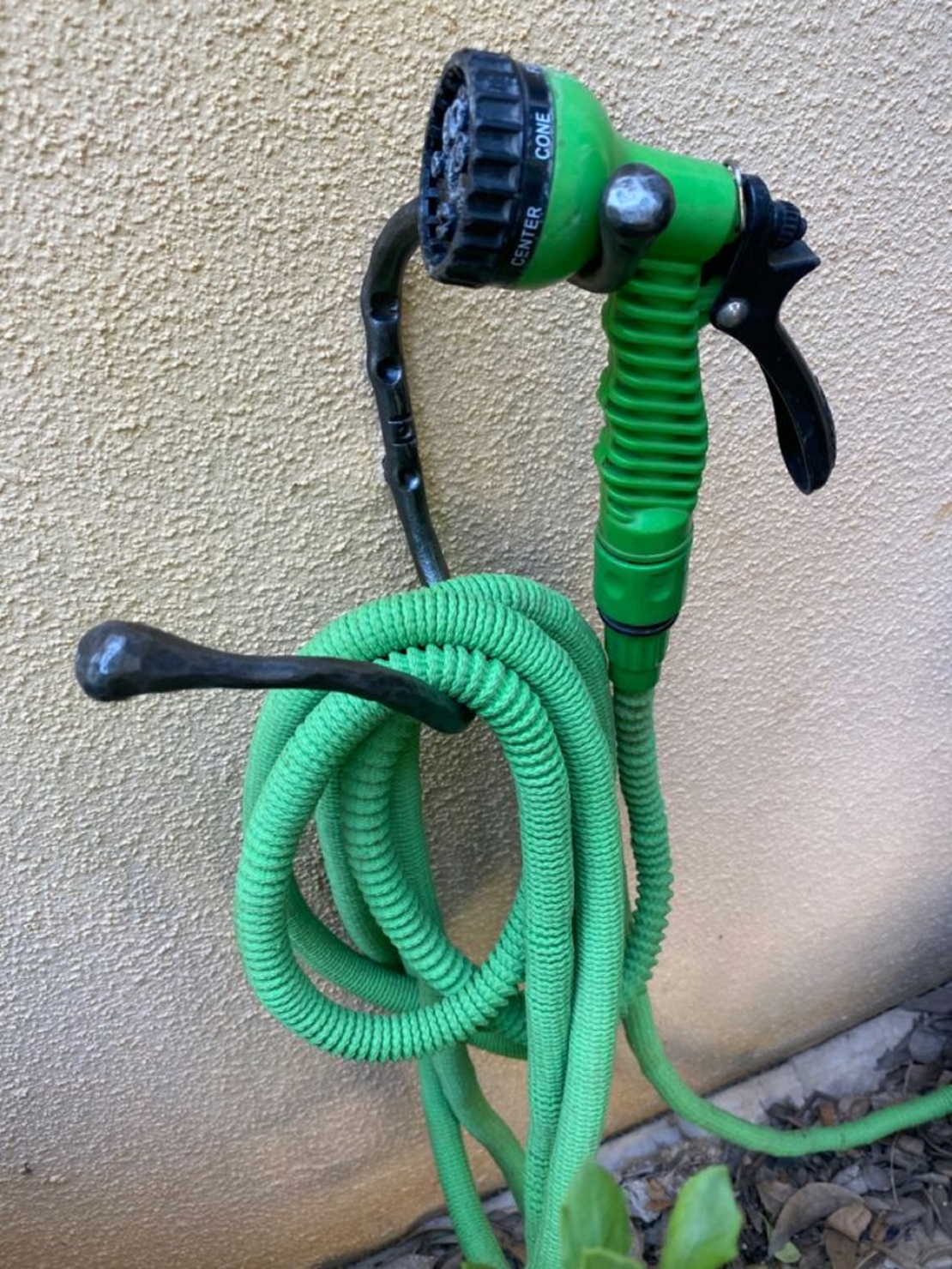מתלה לצינור גינה