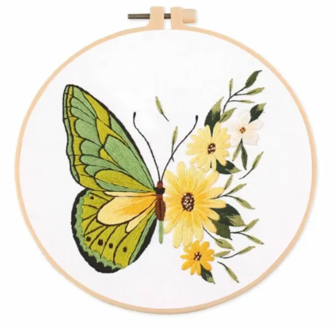 ערכת רקמה פרפר ירוק ופרחי חמנייה – Green Butterfly