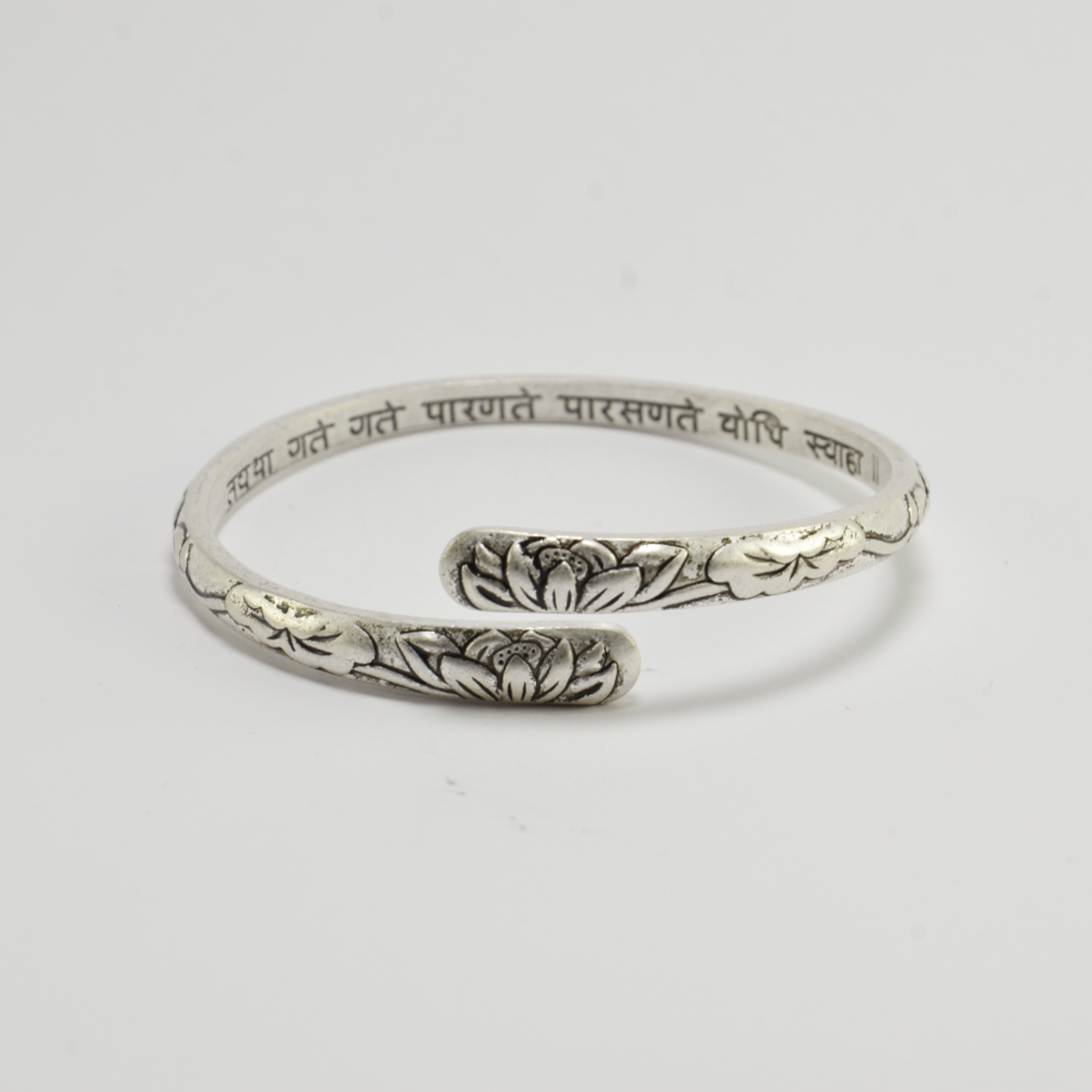 Silvery hand bracelet - lotus