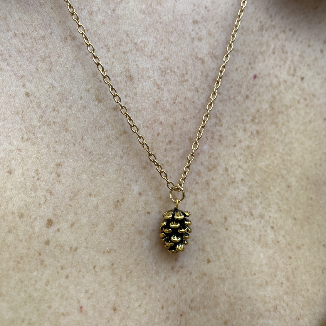 Necklace with a pine cone pendant - gold