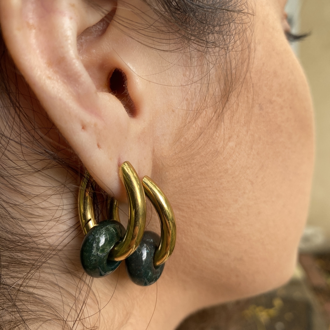 Elliptical hoop earrings with stone