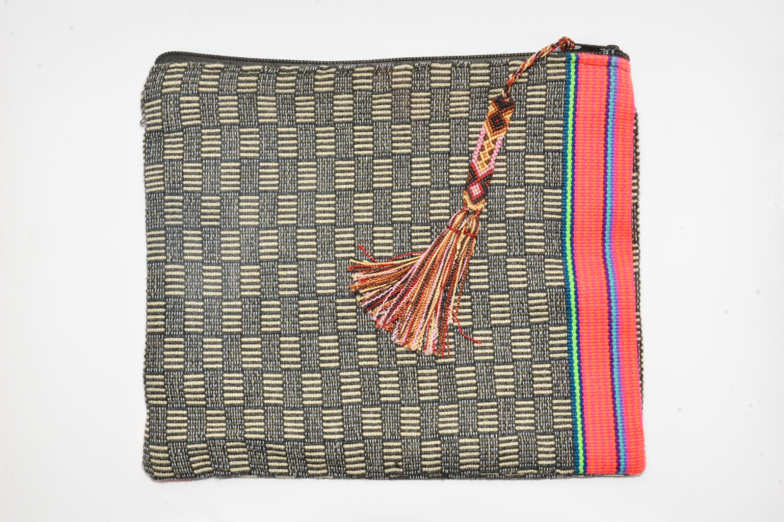 Embroidered handbag - pink line