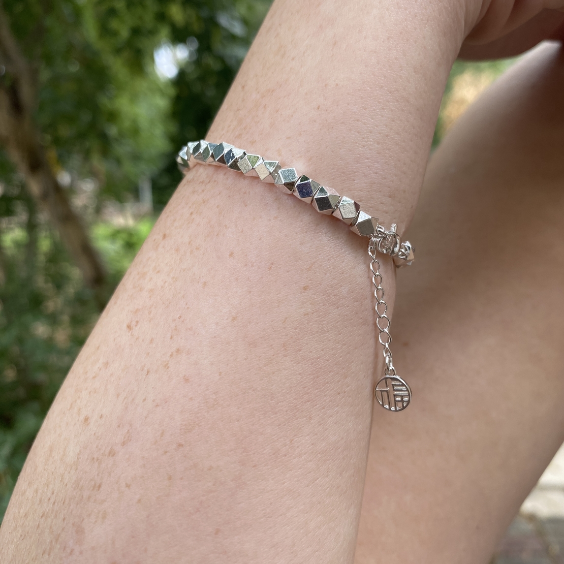 Silvery hand bracelet - cubes