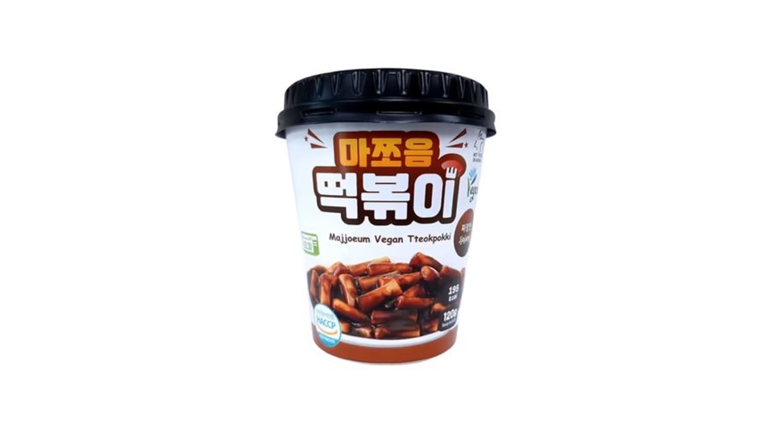 MAJJOEUM VEGAN TTEOKPOKKI SACHEAN JJAJANG 120GR - בקצניות אורז בטעם פיקנטי להכנה מהירה 120 גרם