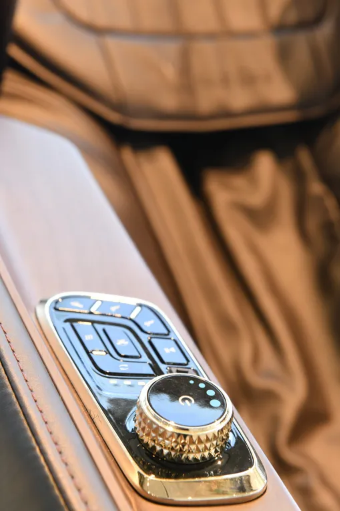 כורסת עיסוי Luxury Hi-Tech דגם 79800 מדיקס קייר Medics Care