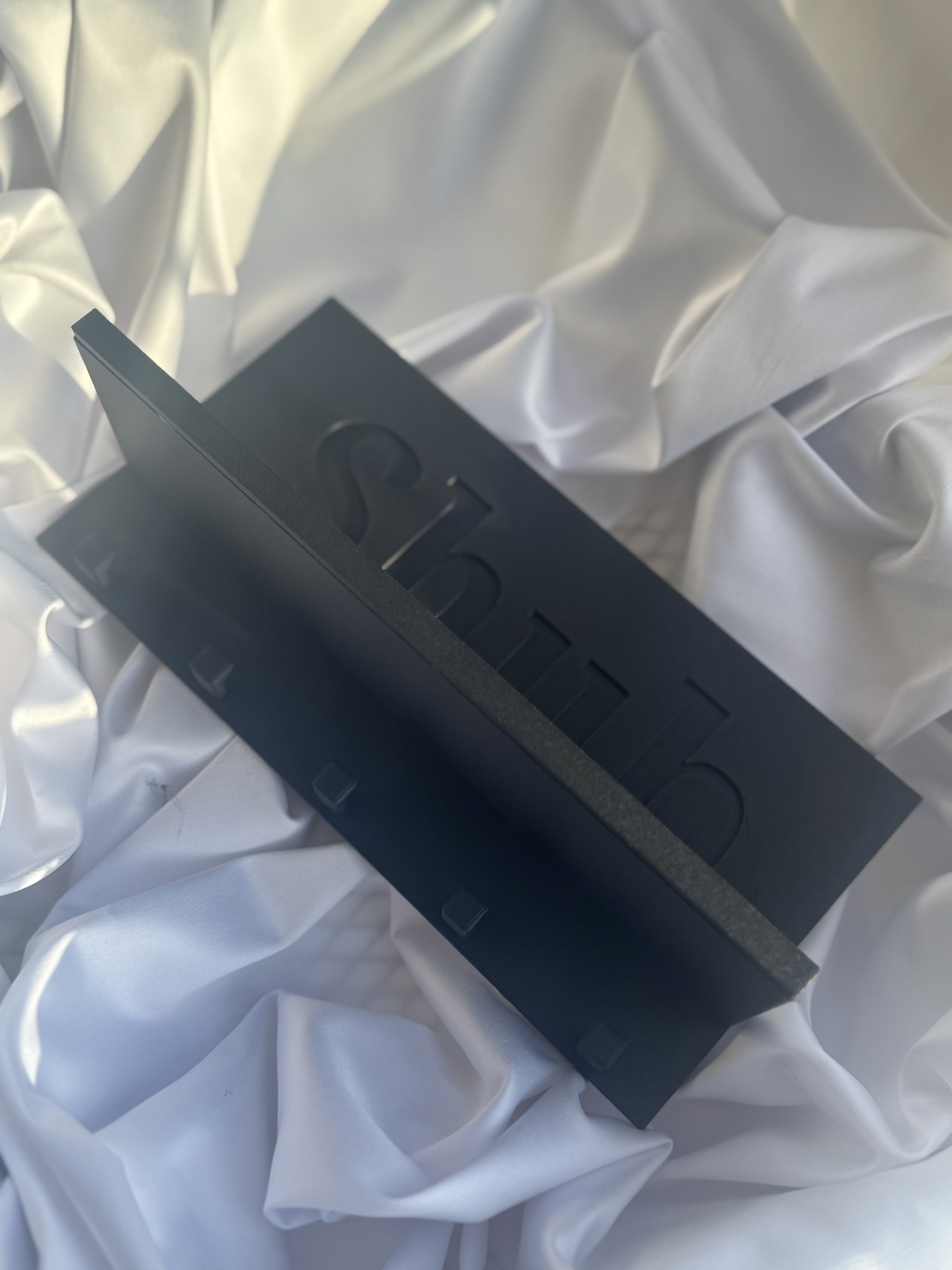 מתלה מפתחות שם משפחה בתוספת מגש עליון