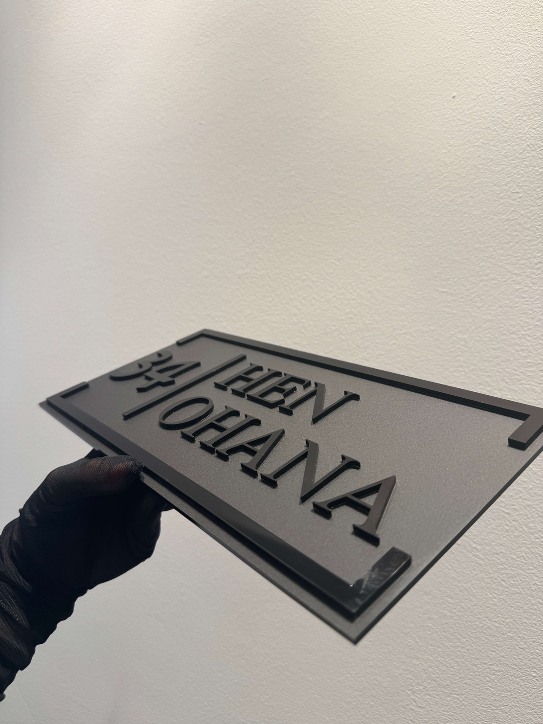 שלט כניסה מספר בית ושם משפחה באנגלית