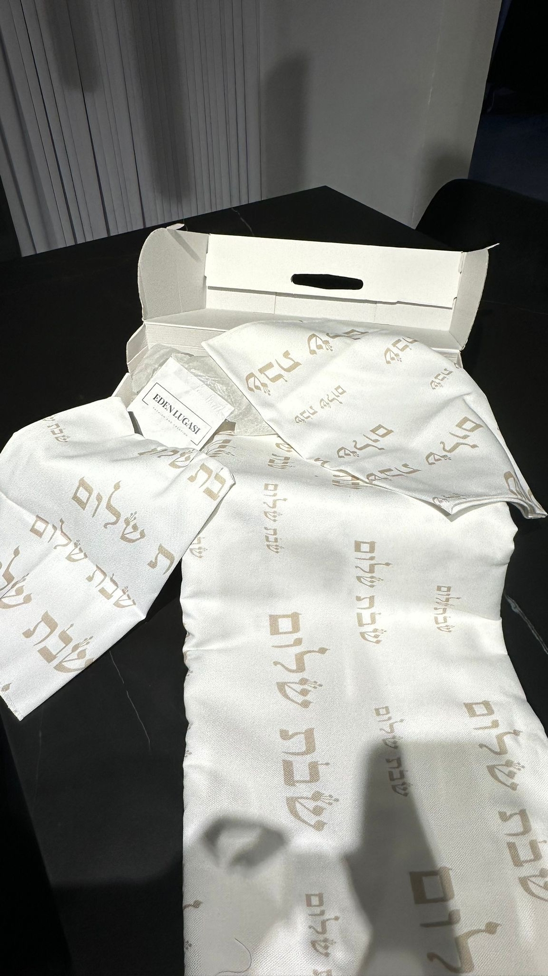מפת שולחן דגם ״שבת שלום״ בסיס לבן