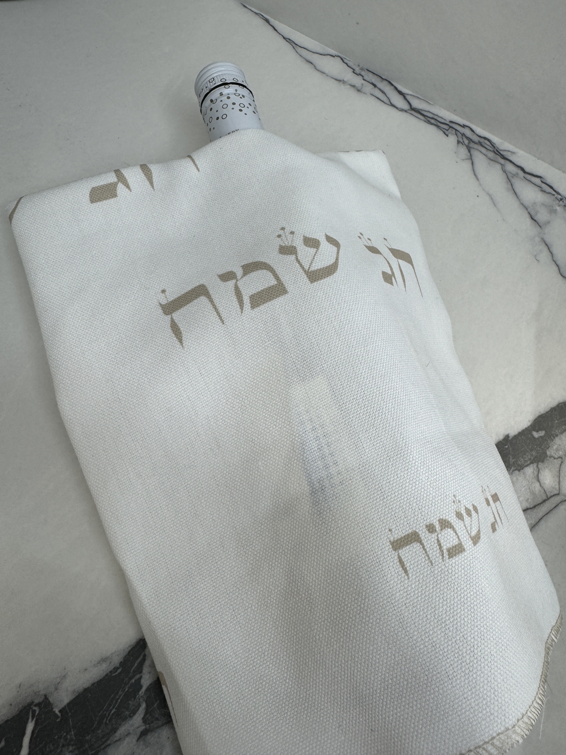 כיסוי יין דגם חג שמח בסיס לבן