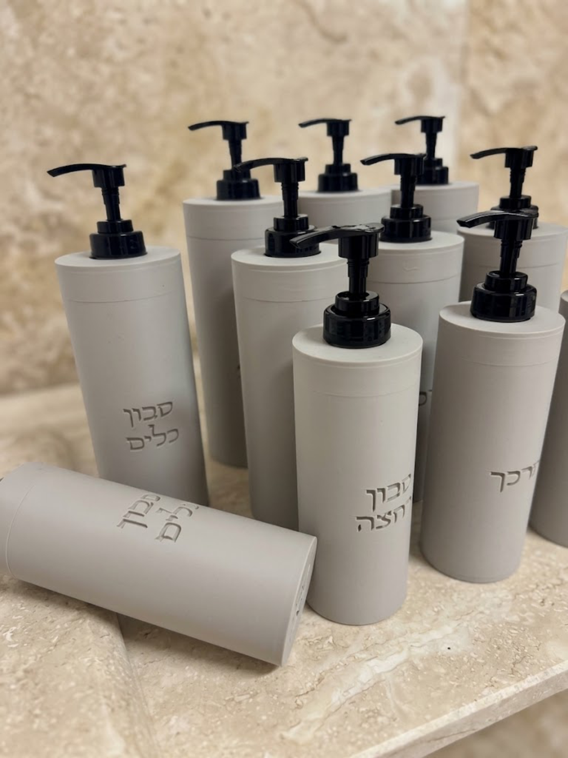 בקבוקי דיספנסר לשמפו /מרכך/סבון
