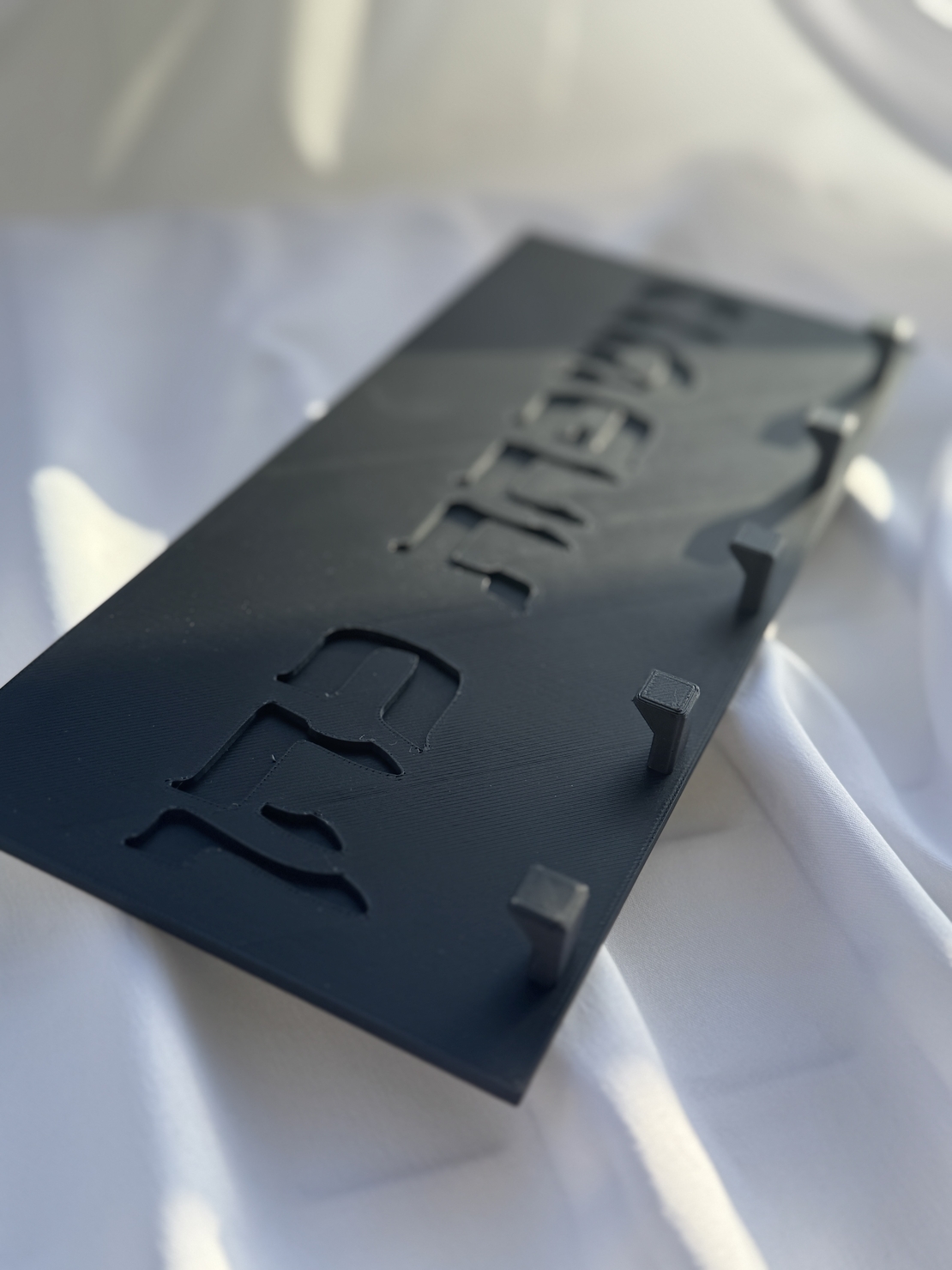 מתלה מפתחות שם משפחה בתוספת מגש עליון