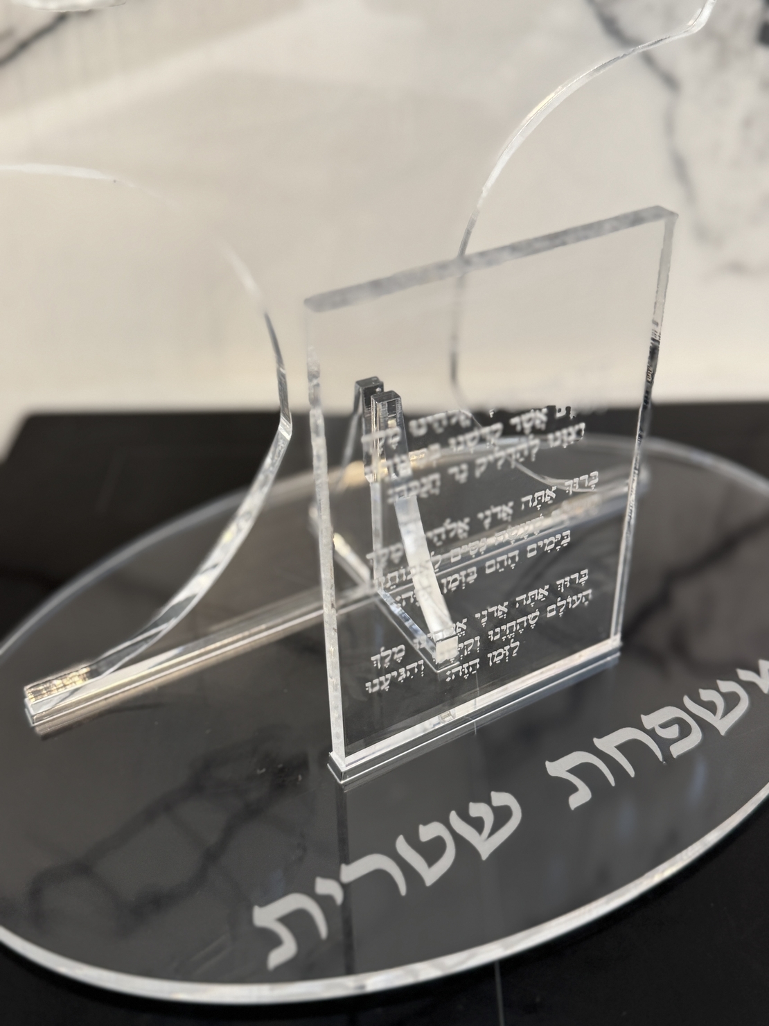 חנוכייה בדגם קלאסי עם ברכון מובנה