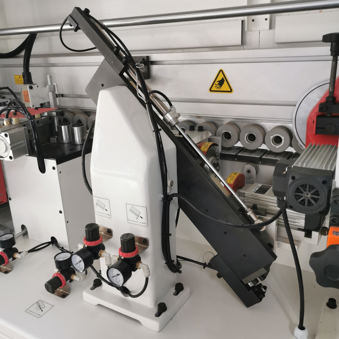 HOLLY - HY260J מכונת קנטים תעשייתית, כולל כרסום מקדים, תפיסת מכונה מחושבת, תכנון מפורט להפליא ותיאום מושלם של הרכיבים הבודדים כדי להבטיח גימור מושלם.