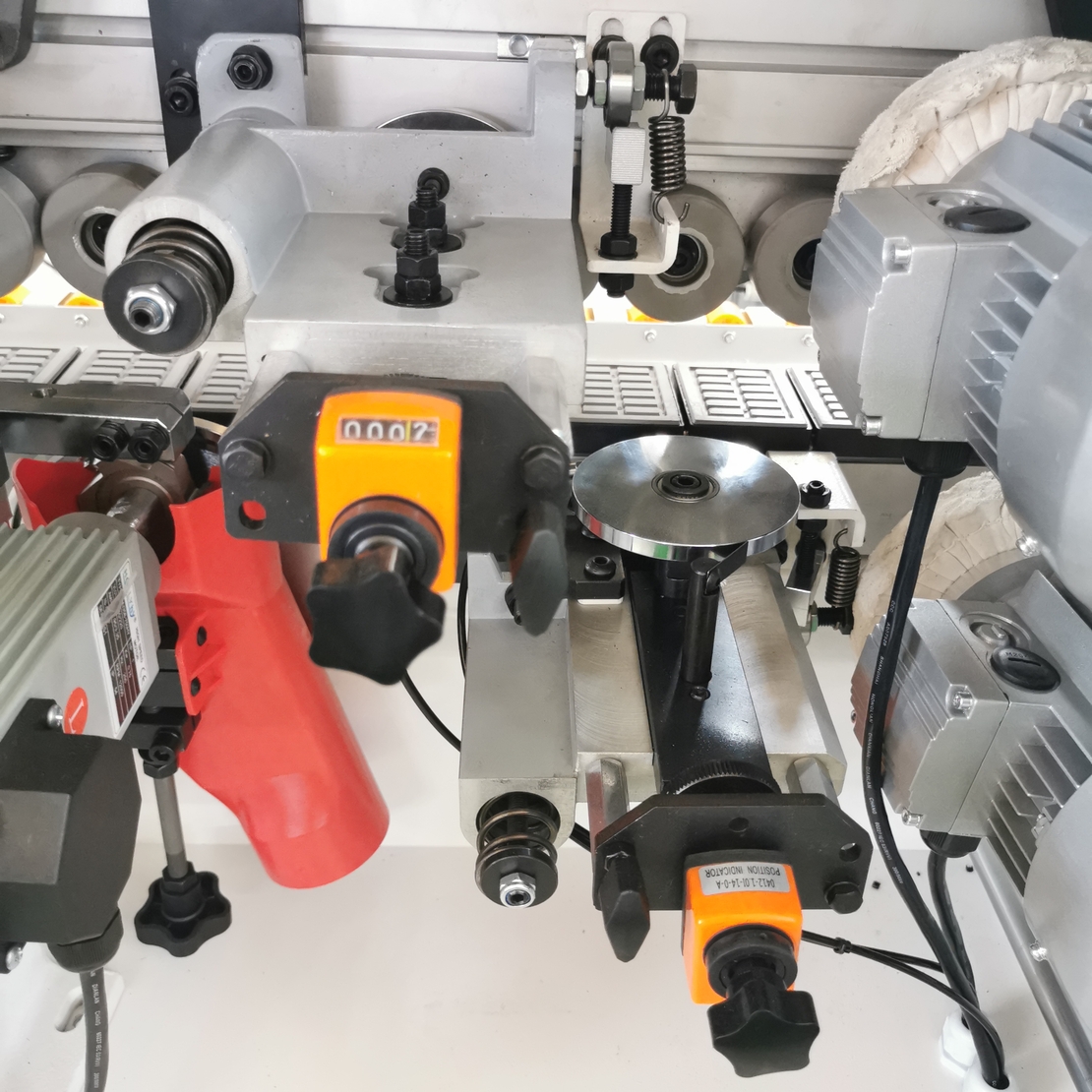 HOLLY - HY260J מכונת קנטים תעשייתית, כולל כרסום מקדים, תפיסת מכונה מחושבת, תכנון מפורט להפליא ותיאום מושלם של הרכיבים הבודדים כדי להבטיח גימור מושלם.