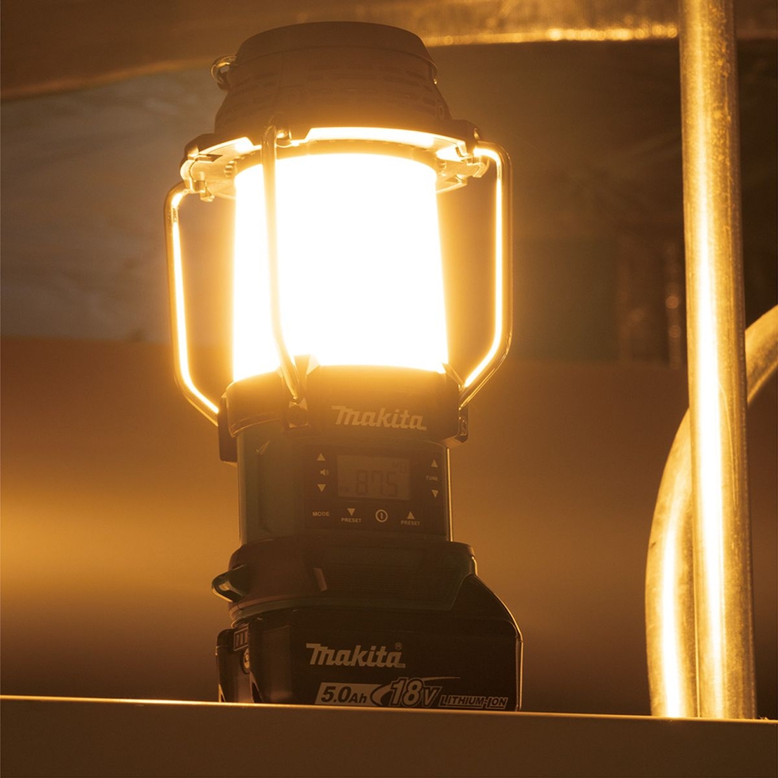 רדיו פנס עששית DMR055 18V מתוצרת Makita