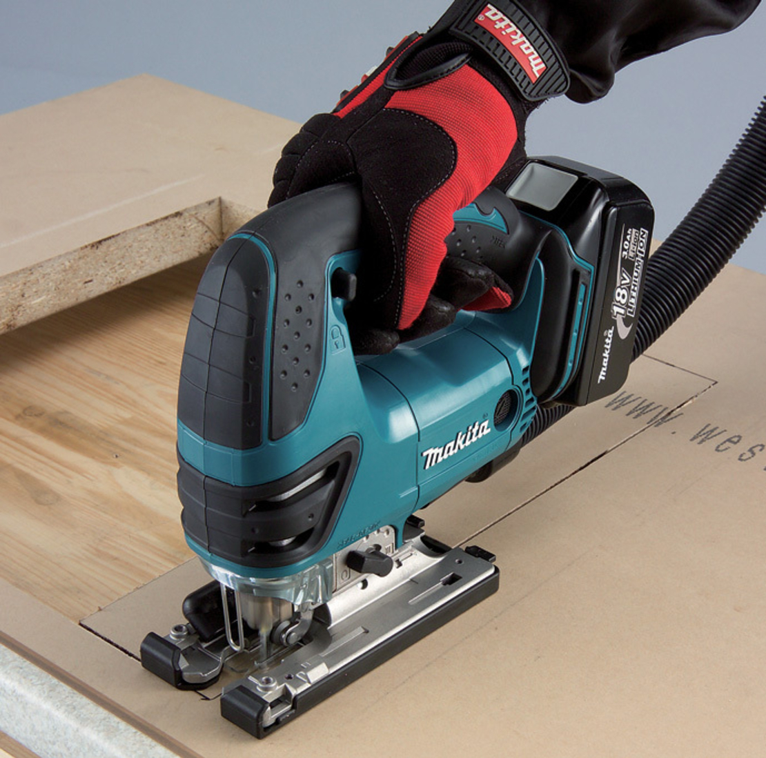 מסור אנכי DJV180 18V מתוצרת Makita