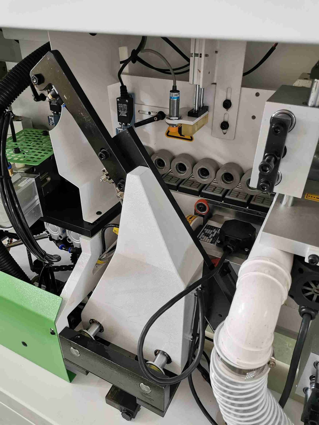 HOLLY- HY35ZP מכונת קנטים עם עיצוב מבנה קומפקטי ותפיסת מכונה מחושבת, תכנון מפורט להפליא ותיאום מושלם של הרכיבים הבודדים כדי להבטיח גימור מושלם.