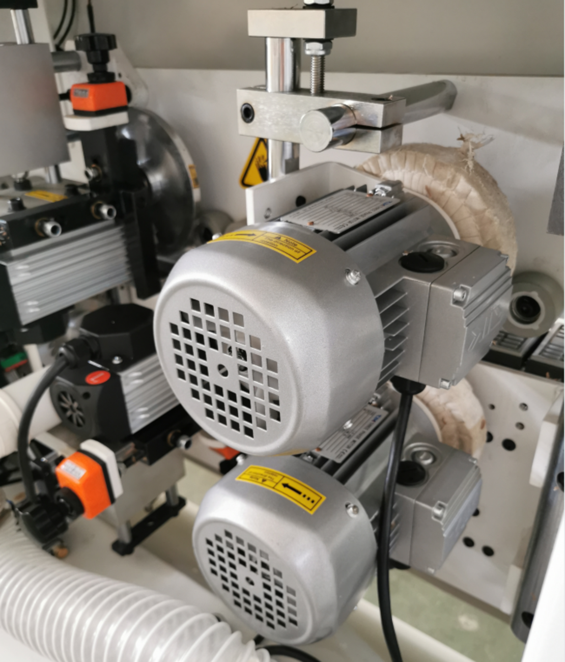 HOLLY -HY35 מכונת קנטים עם עיצוב מבנה קומפקטי ותפיסת מכונה מחושבת, תכנון מפורט להפליא ותיאום מושלם של הרכיבים הבודדים כדי להבטיח גימור מושלם.