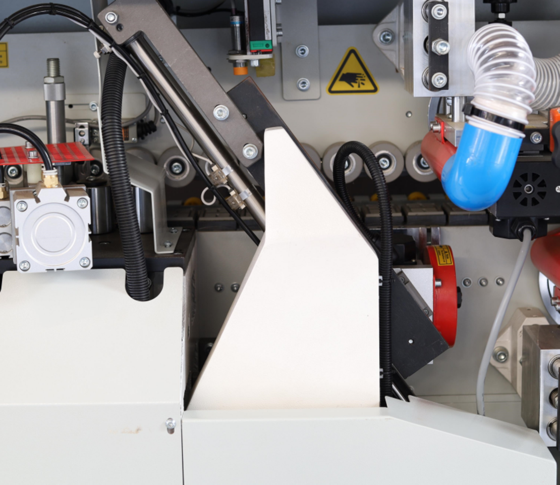 HOLLY- HY35ZRP מכונת קנטים עם עיצוב מבנה קומפקטי ותפיסת מכונה מחושבת, תכנון מפורט להפליא ותיאום מושלם של הרכיבים הבודדים כדי להבטיח גימור מושלם.