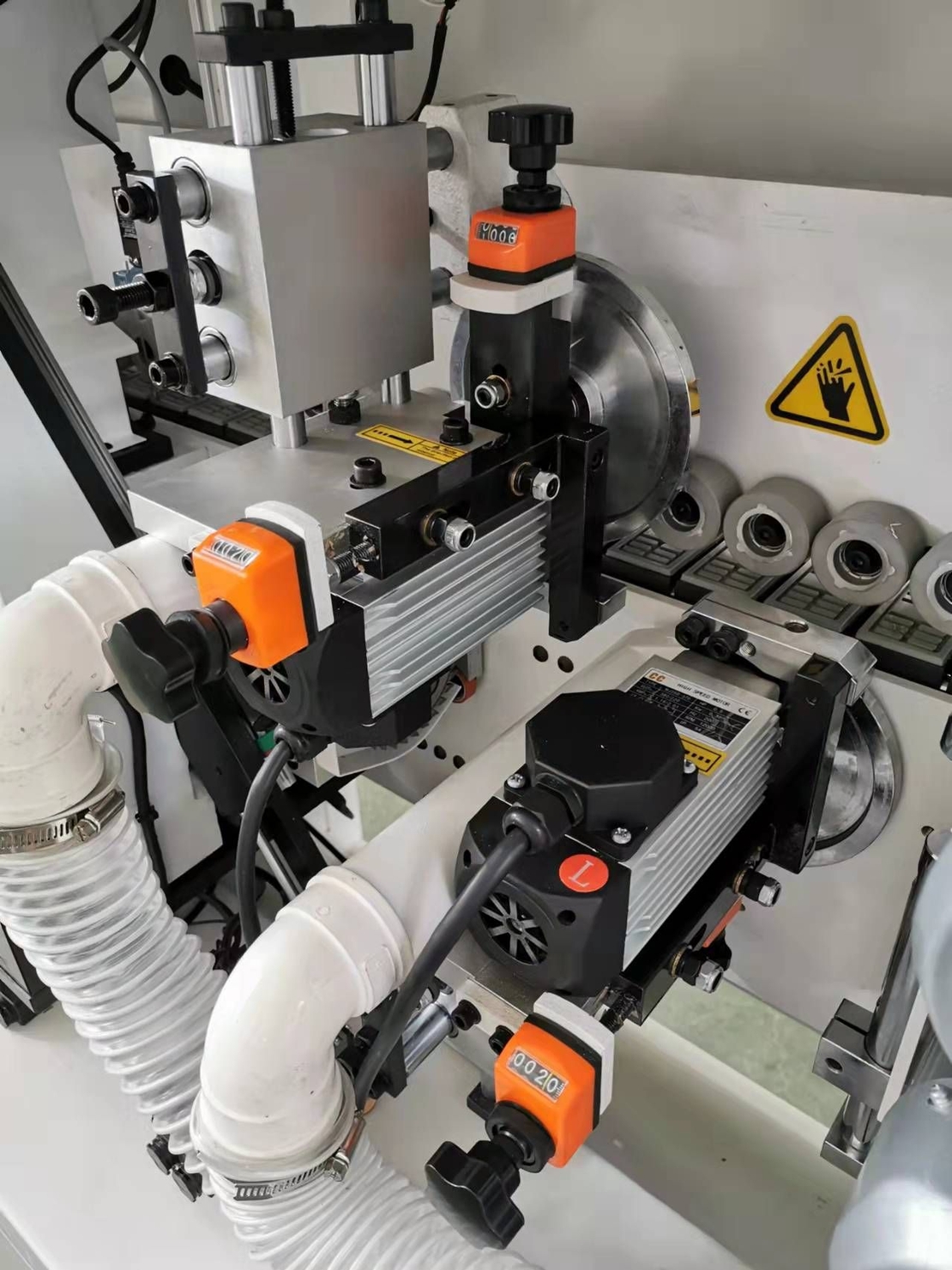 HOLLY -HY35 מכונת קנטים עם עיצוב מבנה קומפקטי ותפיסת מכונה מחושבת, תכנון מפורט להפליא ותיאום מושלם של הרכיבים הבודדים כדי להבטיח גימור מושלם.