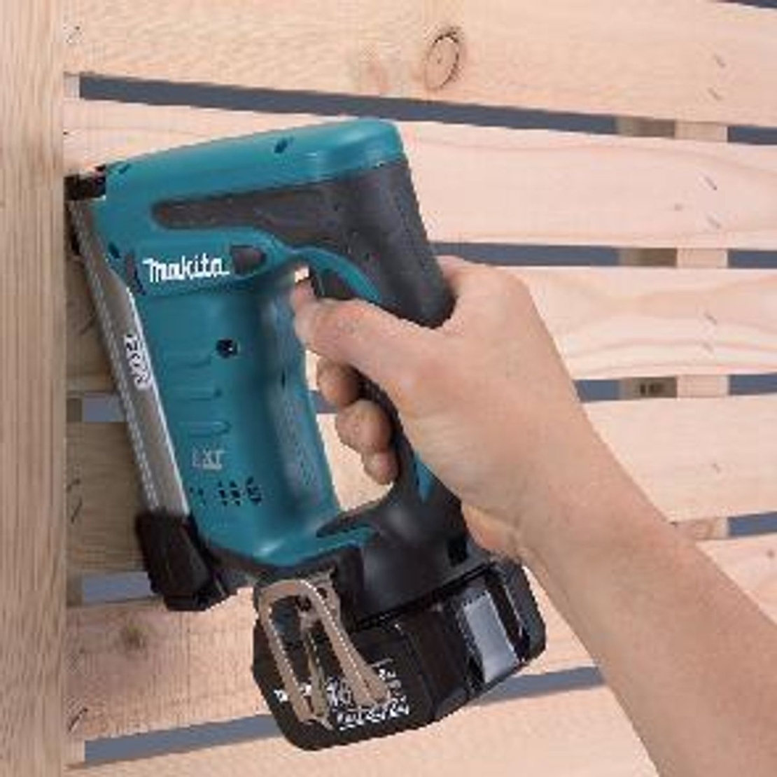 אקדח סיכות DST221 18V מתוצרת Makita