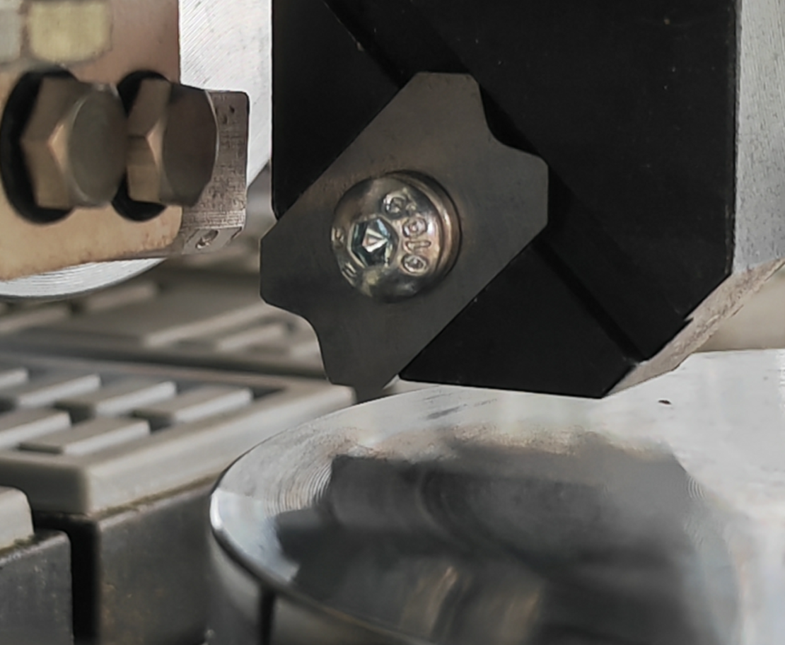 HOLLY- HY35ZRP מכונת קנטים עם עיצוב מבנה קומפקטי ותפיסת מכונה מחושבת, תכנון מפורט להפליא ותיאום מושלם של הרכיבים הבודדים כדי להבטיח גימור מושלם.