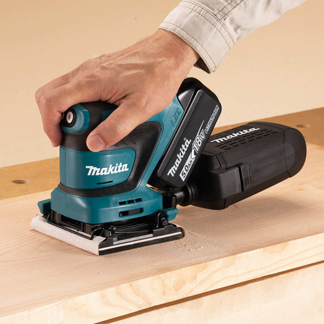 מלטשת רוטטת נטענת DBO480 מתוצרת Makita