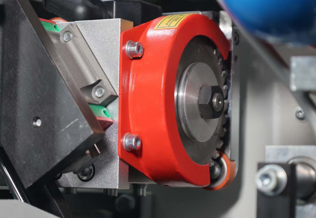 HOLLY- G564 PLUS, מכונת קנטים מושלמת, מלוא התחנות. כולל מתזים, כרסום מקדים, משקפים לחזיתות, 2 סוגי ציקלינות ומברשות