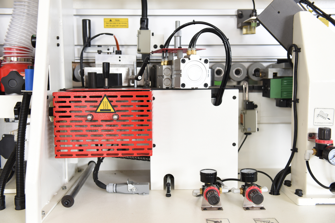 HOLLY - HY260J מכונת קנטים תעשייתית, כולל כרסום מקדים, תפיסת מכונה מחושבת, תכנון מפורט להפליא ותיאום מושלם של הרכיבים הבודדים כדי להבטיח גימור מושלם.