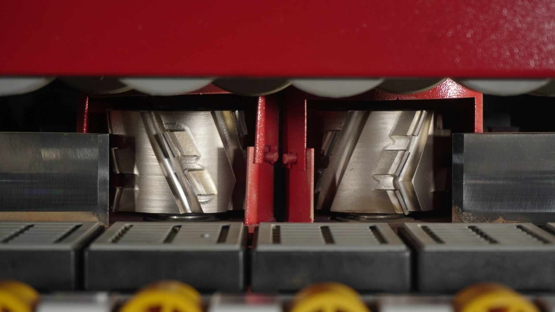 HOLLY - HY260J מכונת קנטים תעשייתית, כולל כרסום מקדים, תפיסת מכונה מחושבת, תכנון מפורט להפליא ותיאום מושלם של הרכיבים הבודדים כדי להבטיח גימור מושלם.