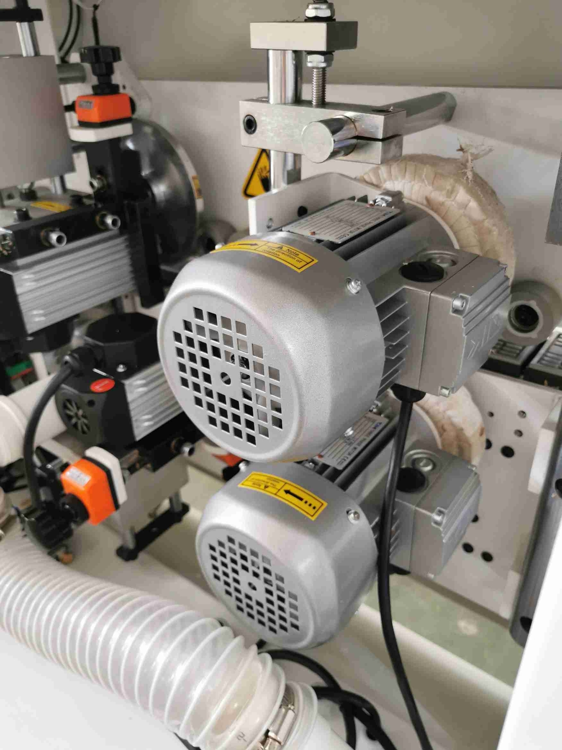 HOLLY- HY35ZP מכונת קנטים עם עיצוב מבנה קומפקטי ותפיסת מכונה מחושבת, תכנון מפורט להפליא ותיאום מושלם של הרכיבים הבודדים כדי להבטיח גימור מושלם.