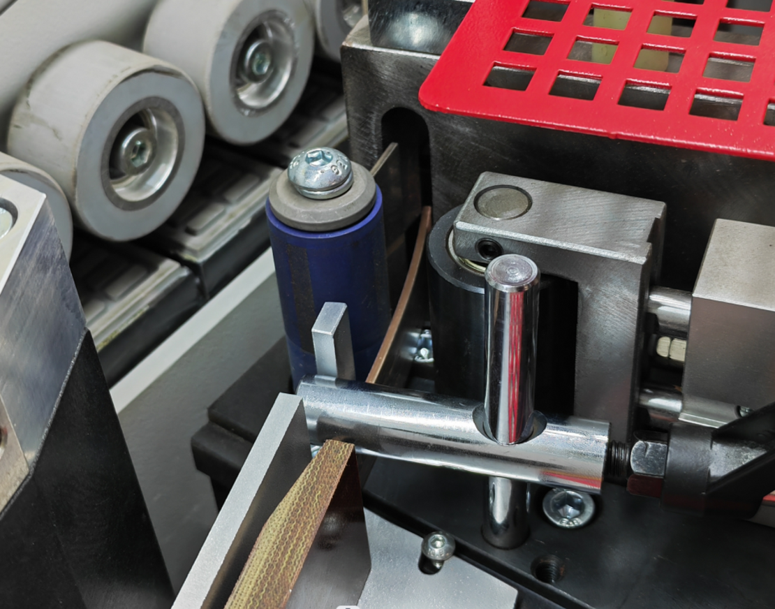 HOLLY -G560 מכונת קנטים תעשייתית קומפקטית, כולל כרסום מקדים וציקלינות