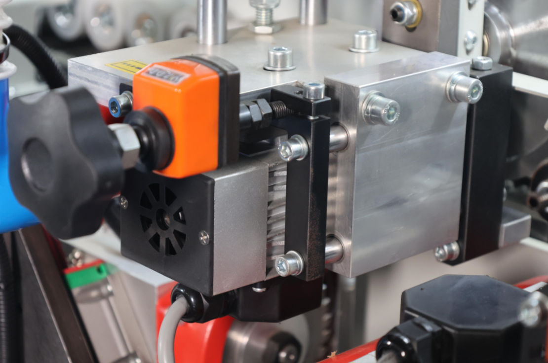 HOLLY -G550H מכונת קנטים תעשייתית, כולל כרסום מקדים וציקלינות לגימור מושלם