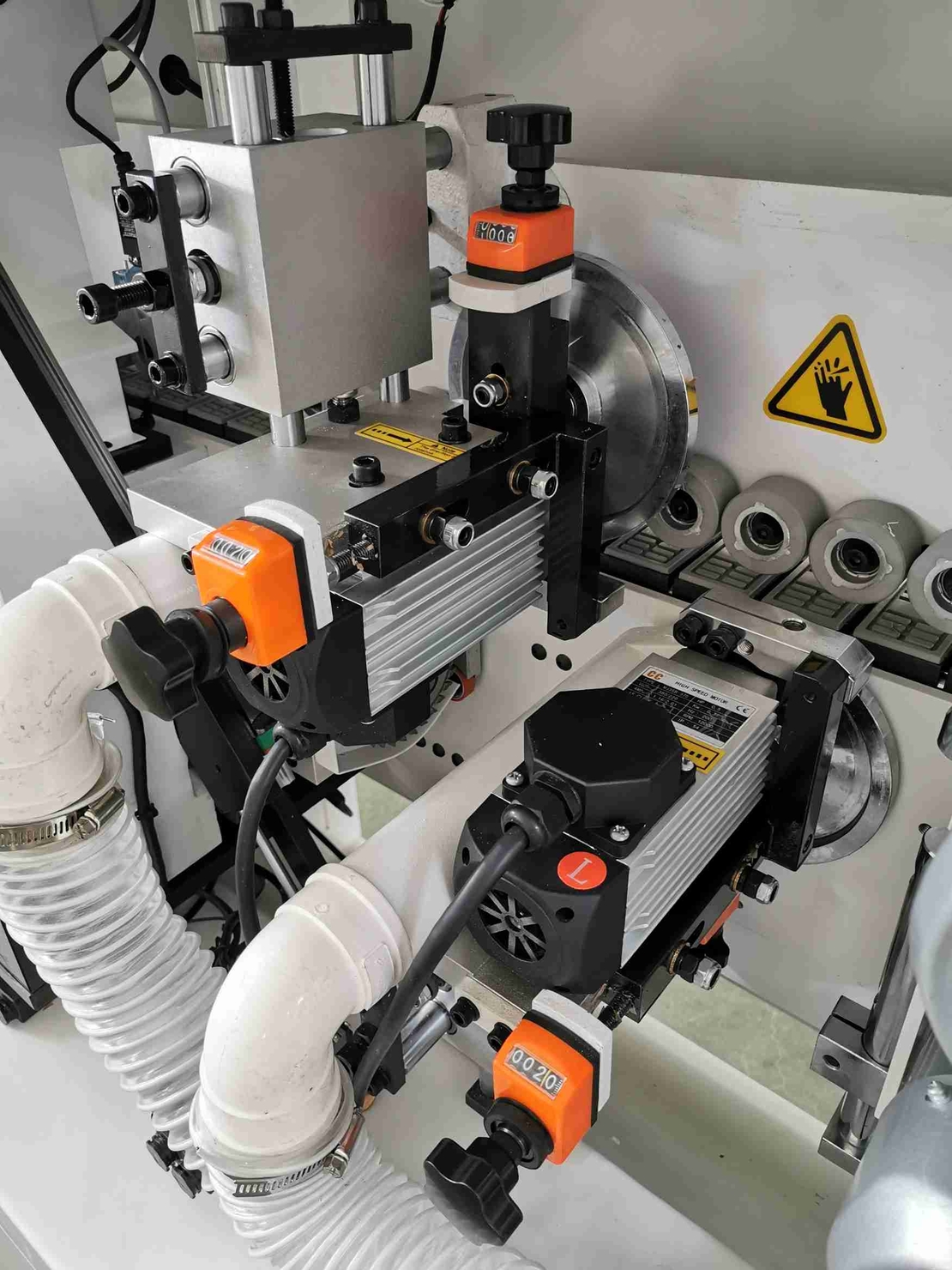 HOLLY -HY35S   מכונת קנטים עם עיצוב מבנה קומפקטי ותפיסת מכונה מחושבת, תכנון מפורט להפליא ותיאום מושלם של הרכיבים הבודדים כדי להבטיח גימור מושלם.