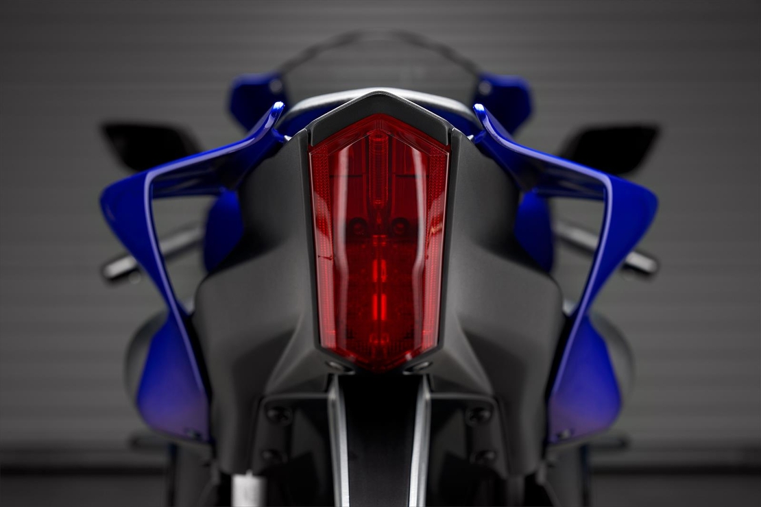 YAMAHA R7