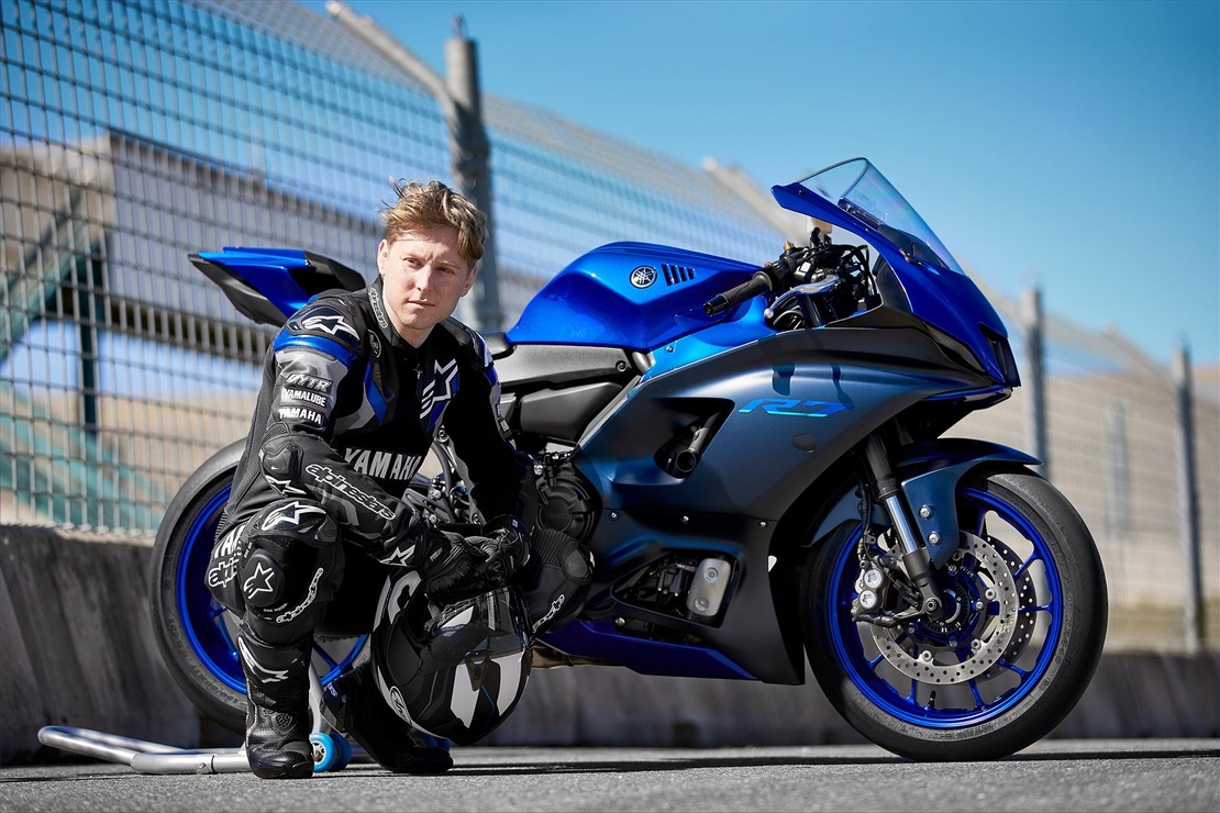 YAMAHA R7