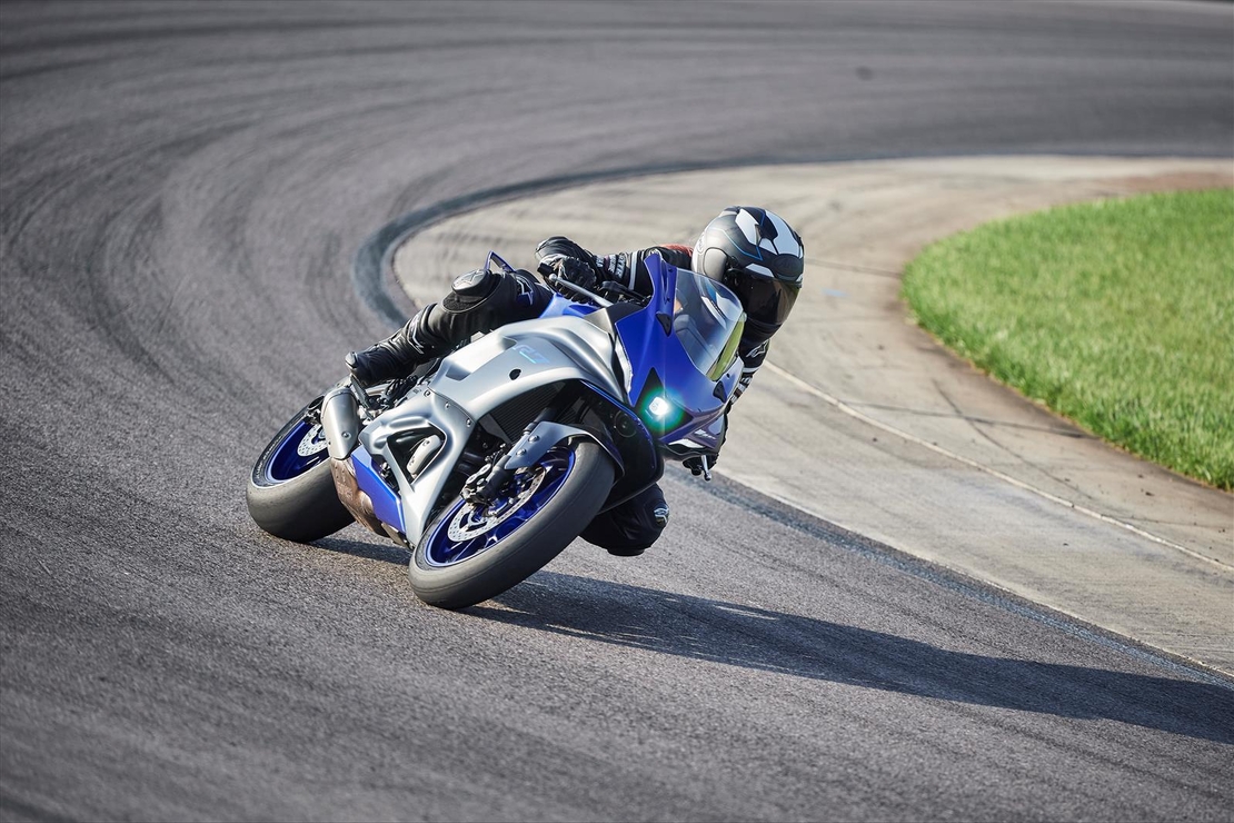 YAMAHA R7