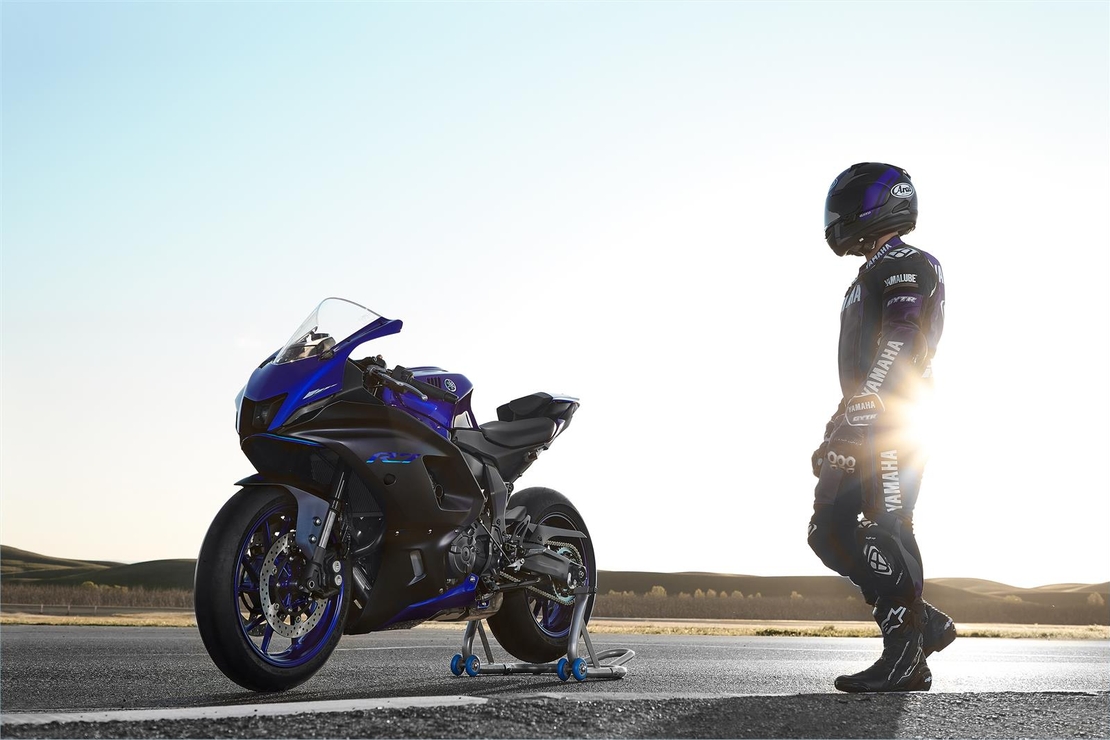 YAMAHA R7