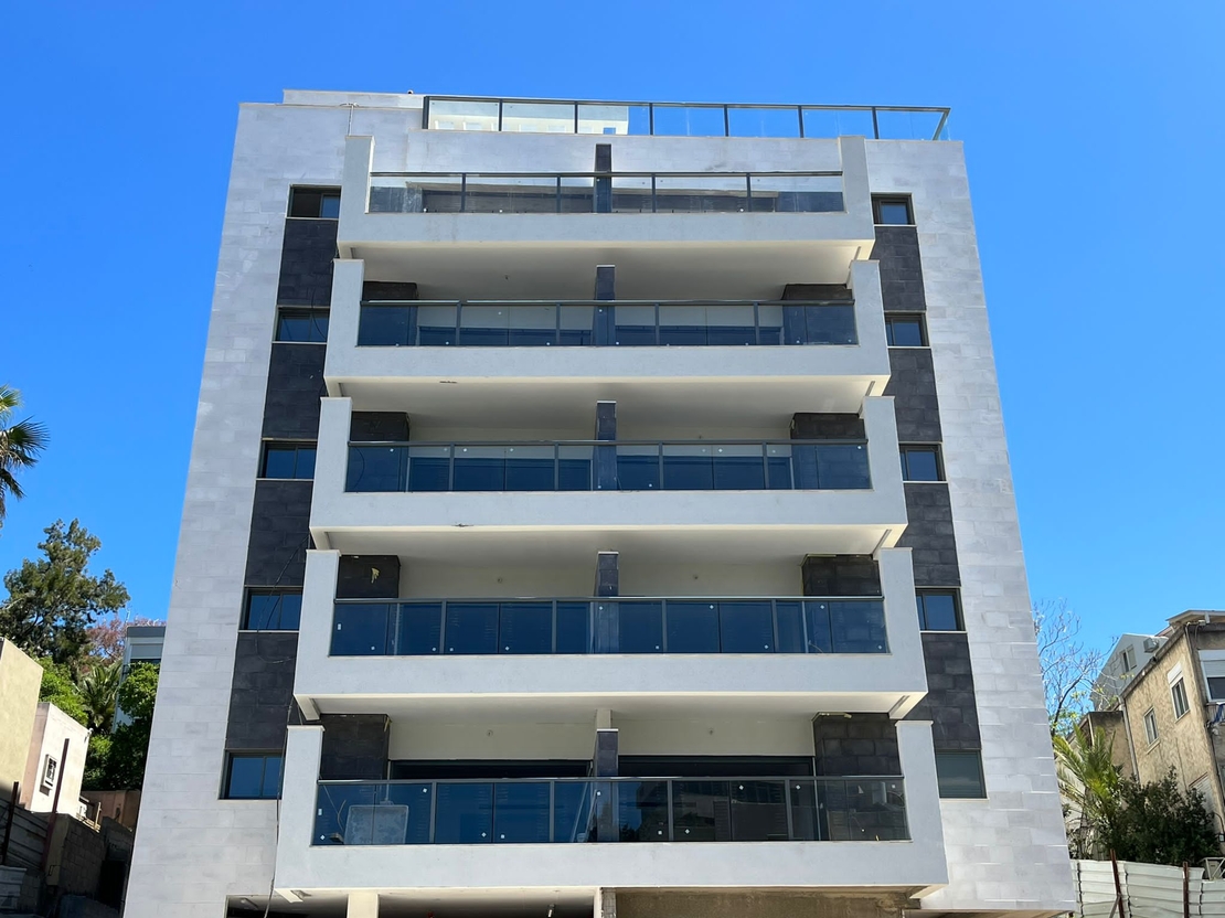 מעקה אלומיניום בשילוב זכוכית