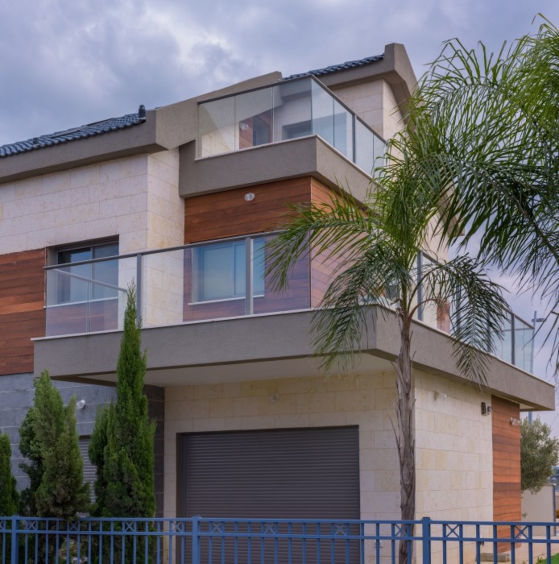 מעקה אלומיניום בשילוב זכוכית