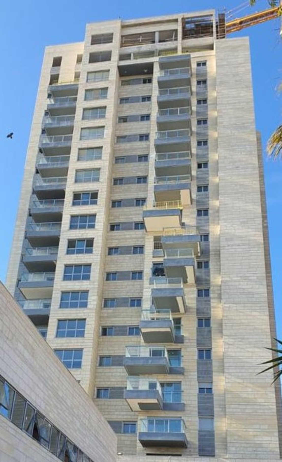 מעקה אלומיניום בשילוב זכוכית