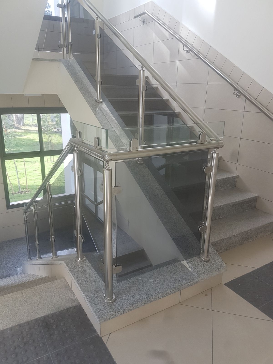 מעקה אלומיניום בשילוב זכוכית