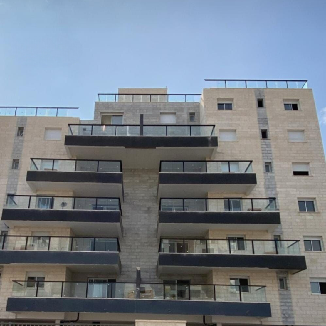 מעקה אלומיניום בשילוב זכוכית