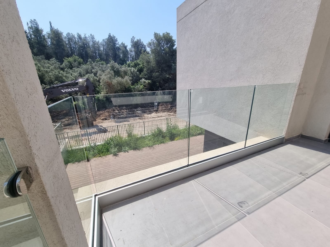 מעקה אלומיניום בשילוב זכוכית