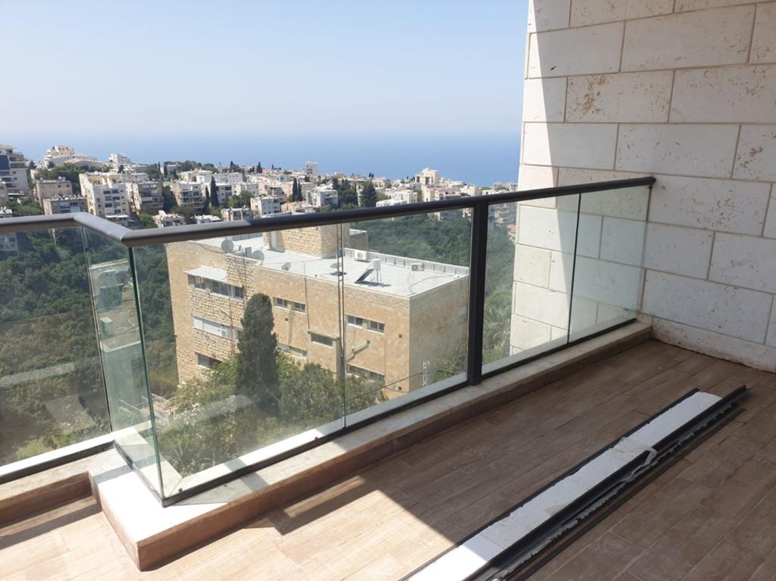 מעקה אלומיניום בשילוב זכוכית