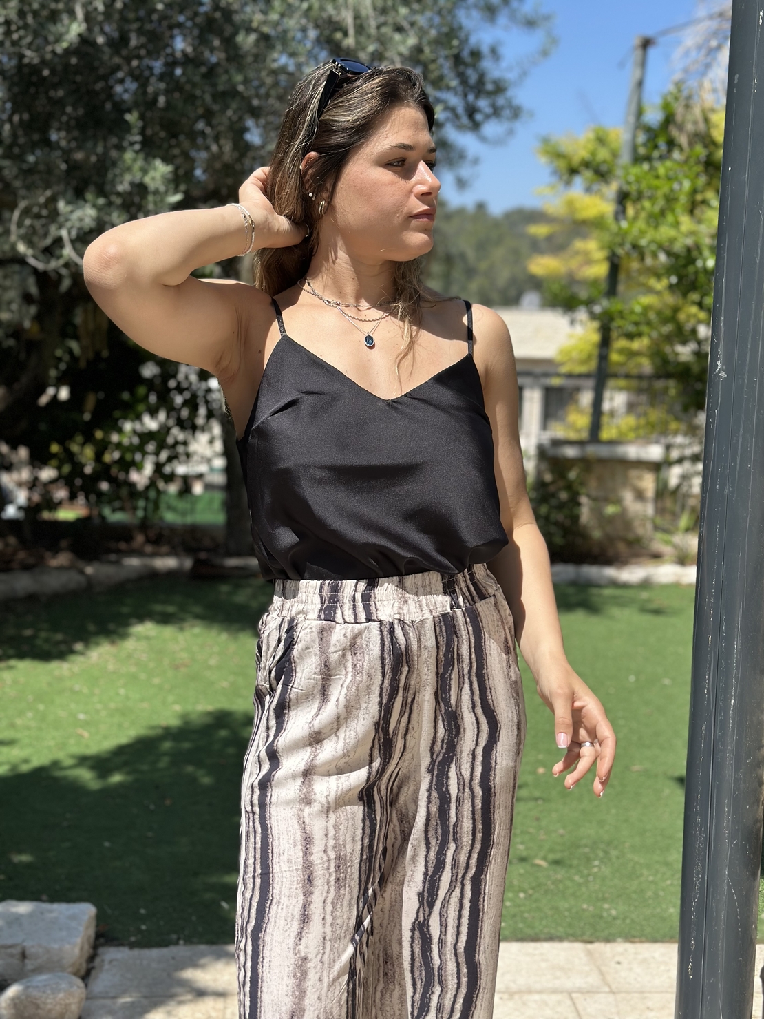גופיית סאטן שחורה