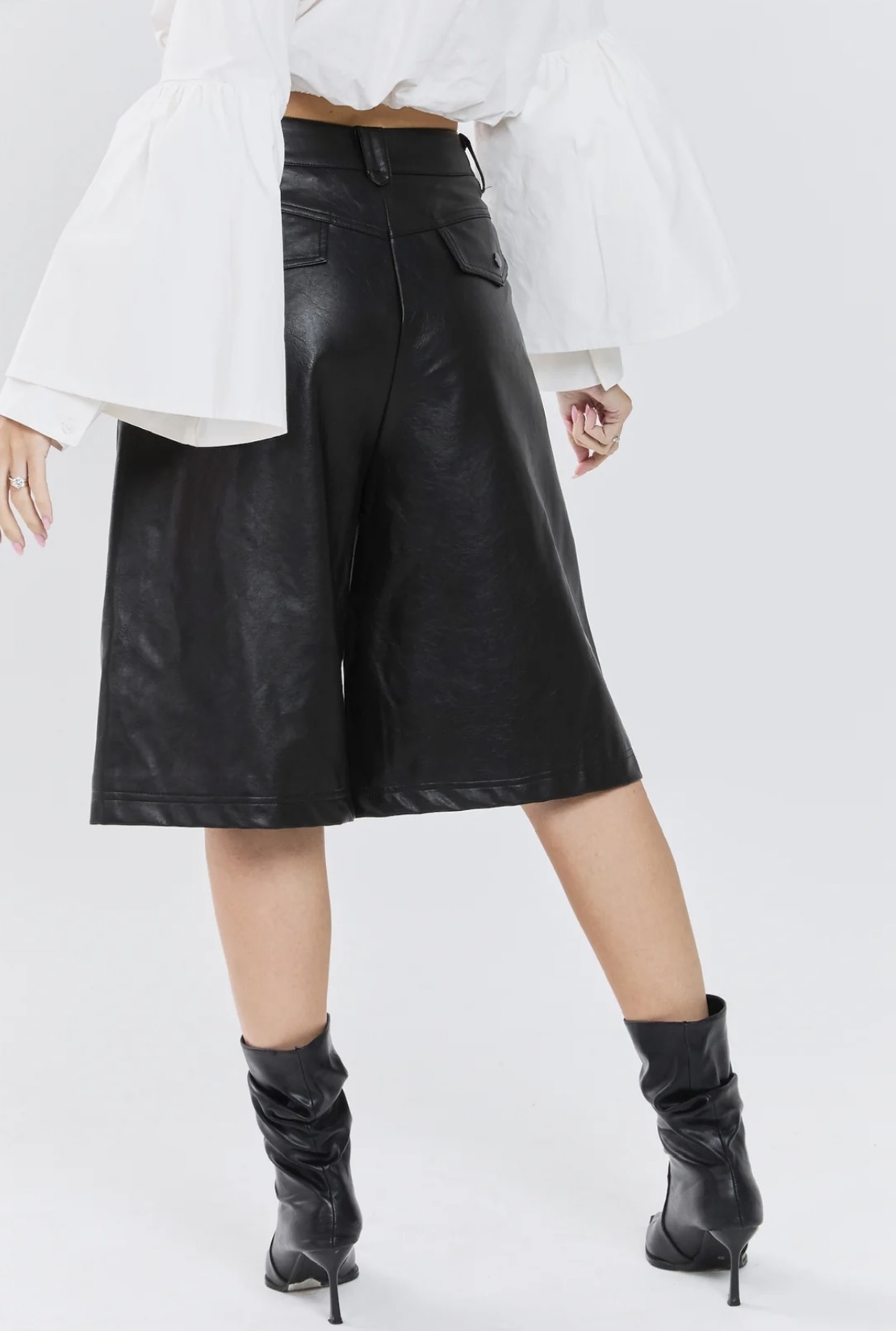 מכנס סאני דמוי עור