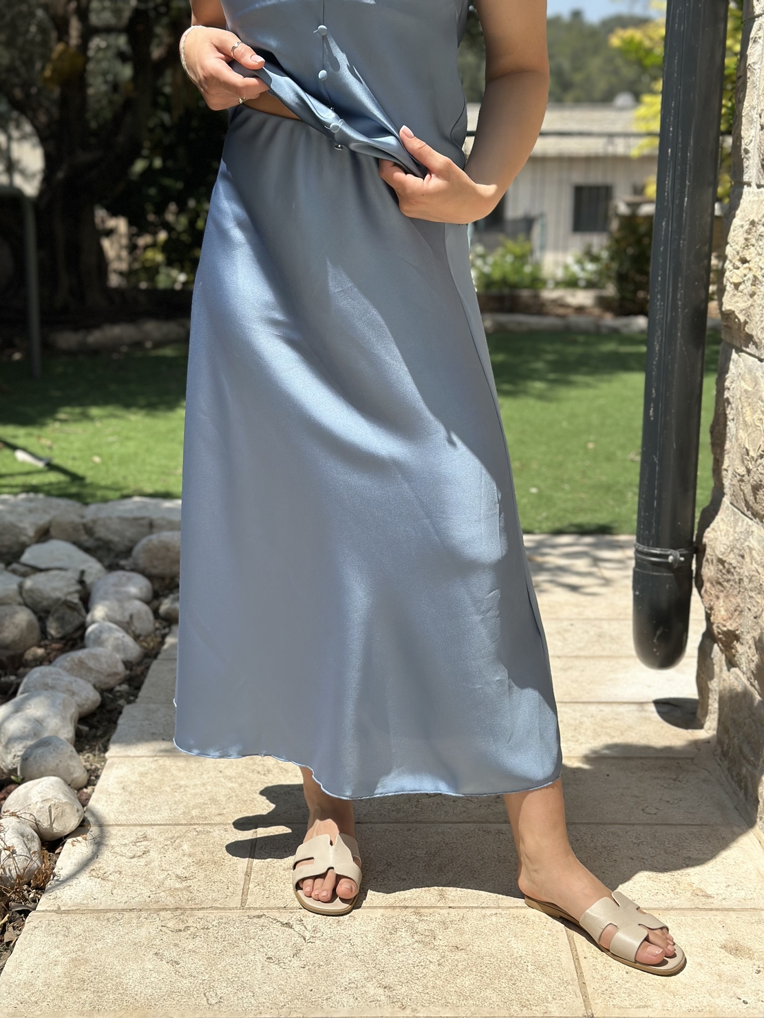 חצאית סאטן תכלת
