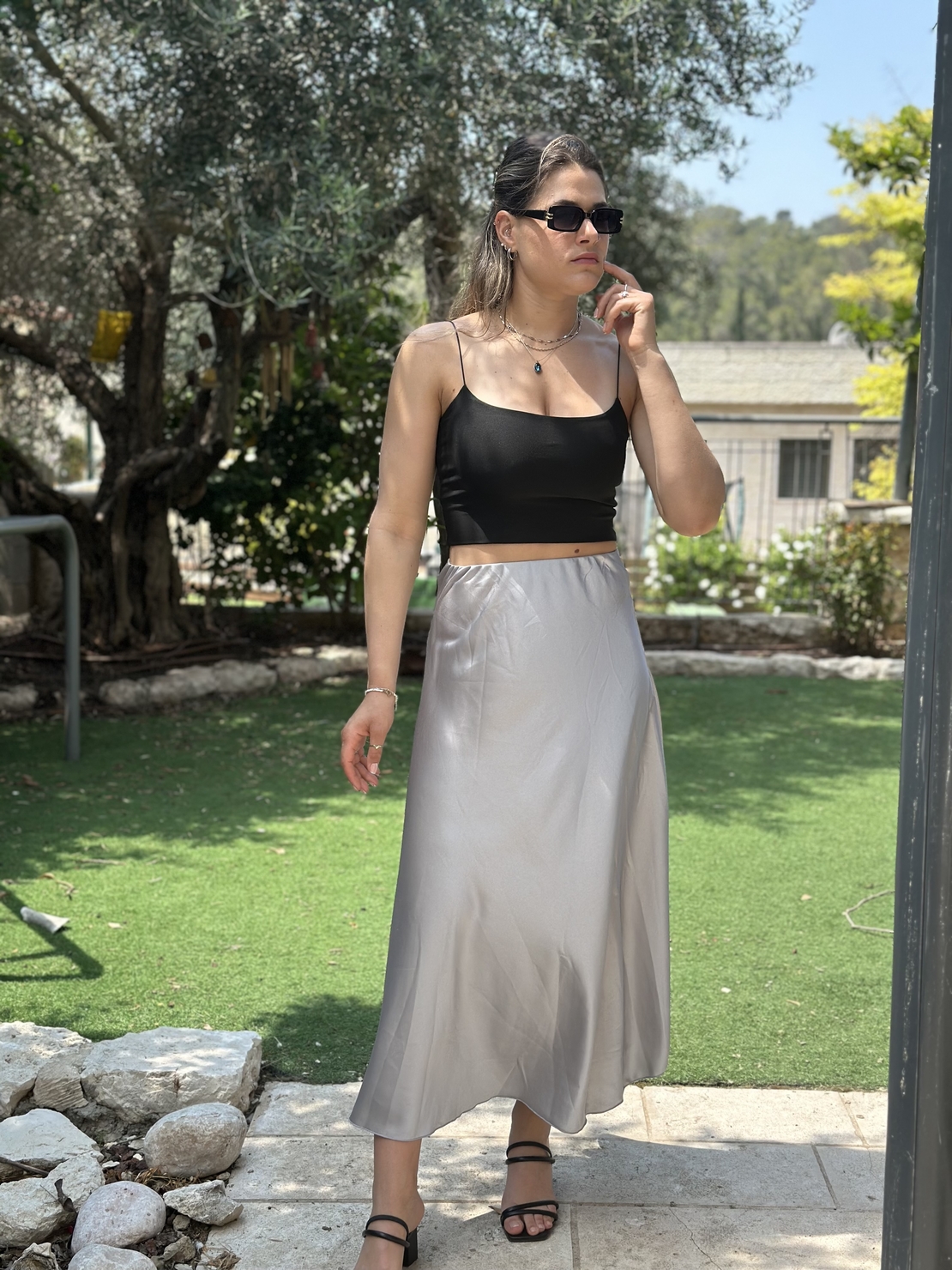 חצאית סאטן אפור בהיר